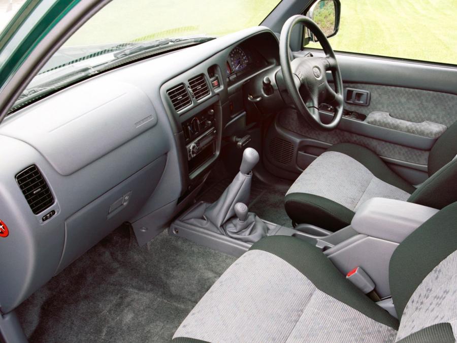  Toyota Hilux Double Cab 2001 года  (UK) (фото 9 из 11)